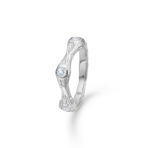 Tangled ring i 925 sterlingsølv med rillet rustik overflade og klar zirkonia fra Studio Z.